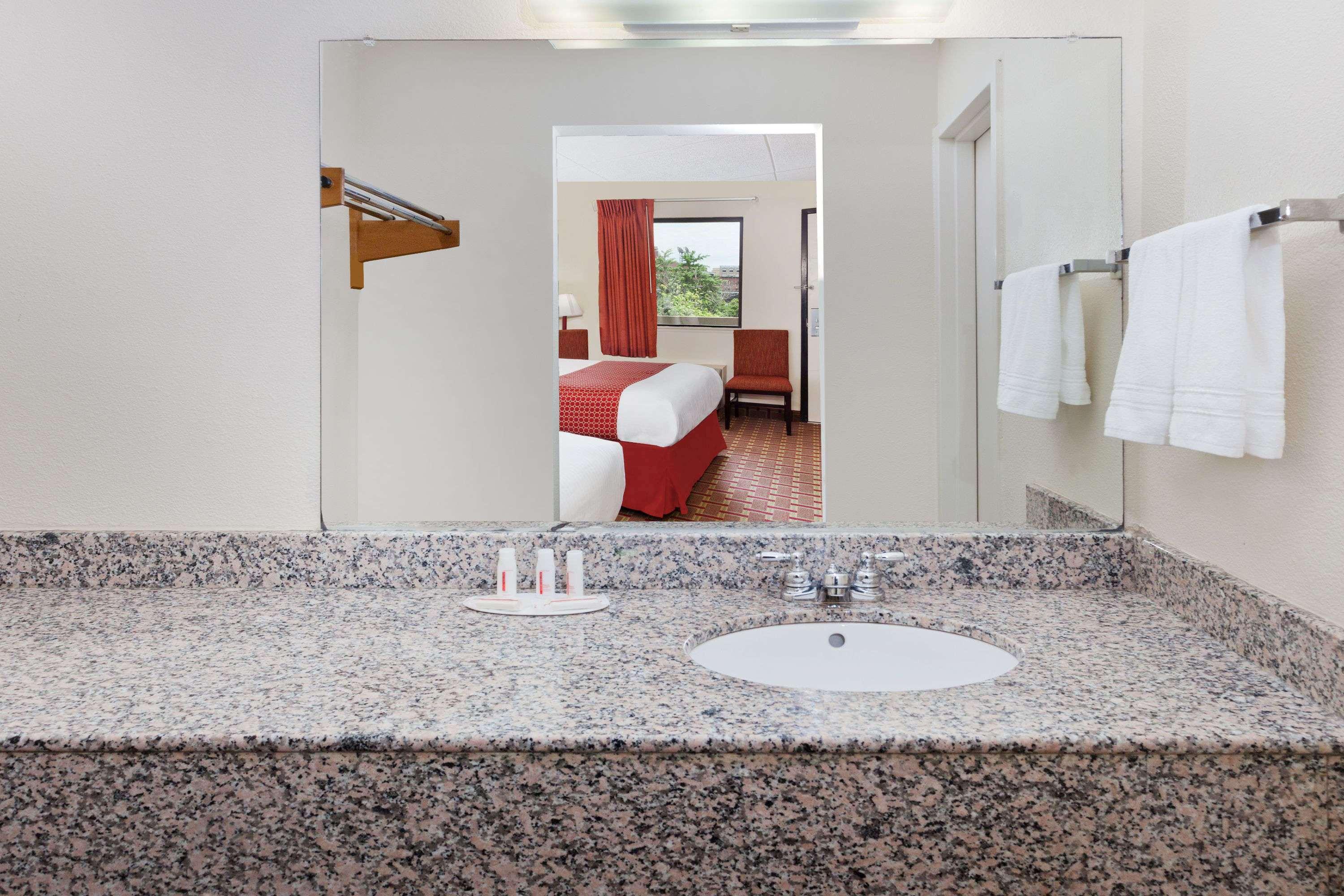 Hotel Bo, A Days Inn By Wyndham Chattanooga Downtown Extérieur photo